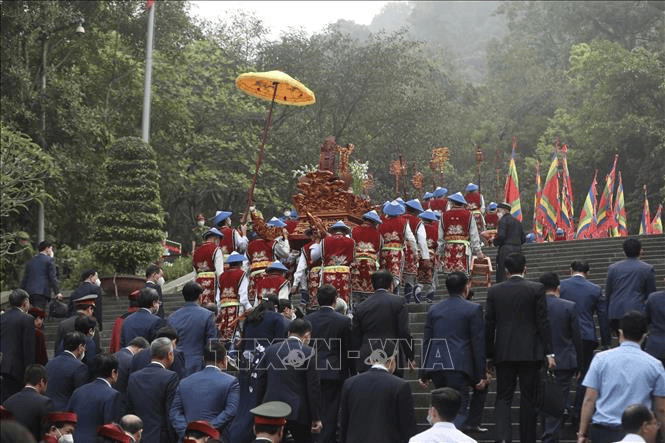 Đông đảo người dân và du khách thành kính dâng hương tưởng nhớ các Vua Hùng