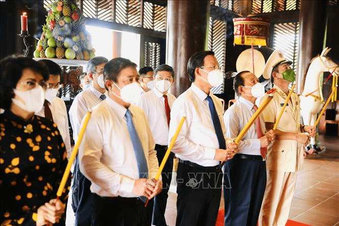 Lãnh đạo Thành phố Hồ Chí Minh và hàng ngàn người dâng hương Giỗ Tổ Hùng Vương