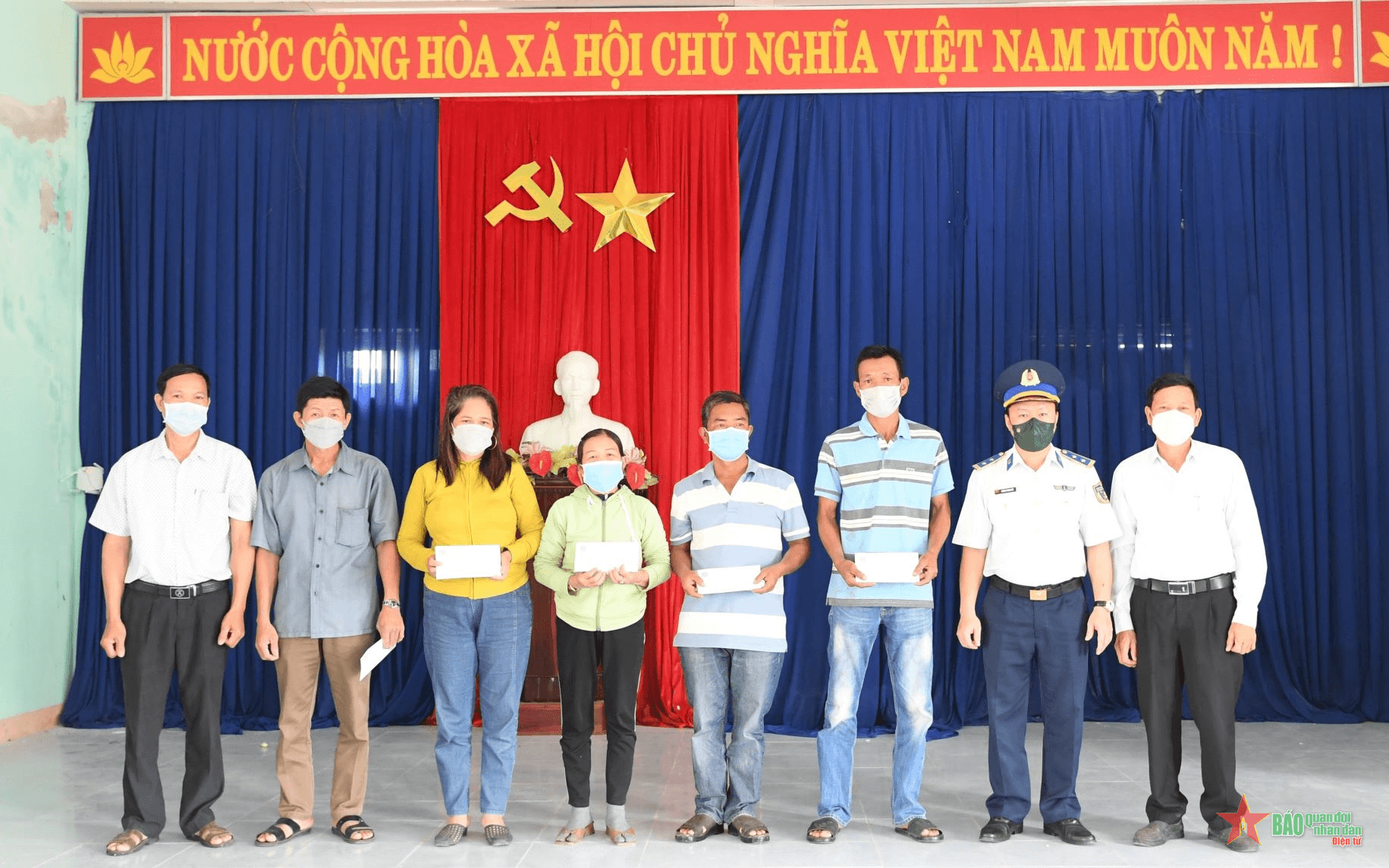 Tặng quà các gia đình ngư dân khó khăn, bị thiệt hại do thiên tai