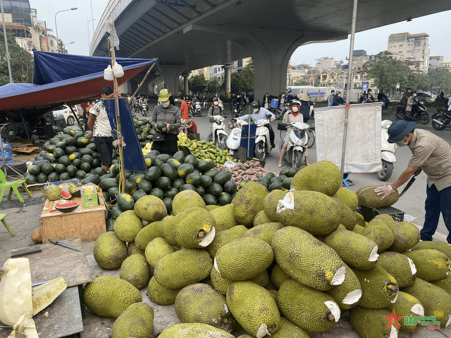 Lấn chiếm vỉa hè làm nơi kinh doanh