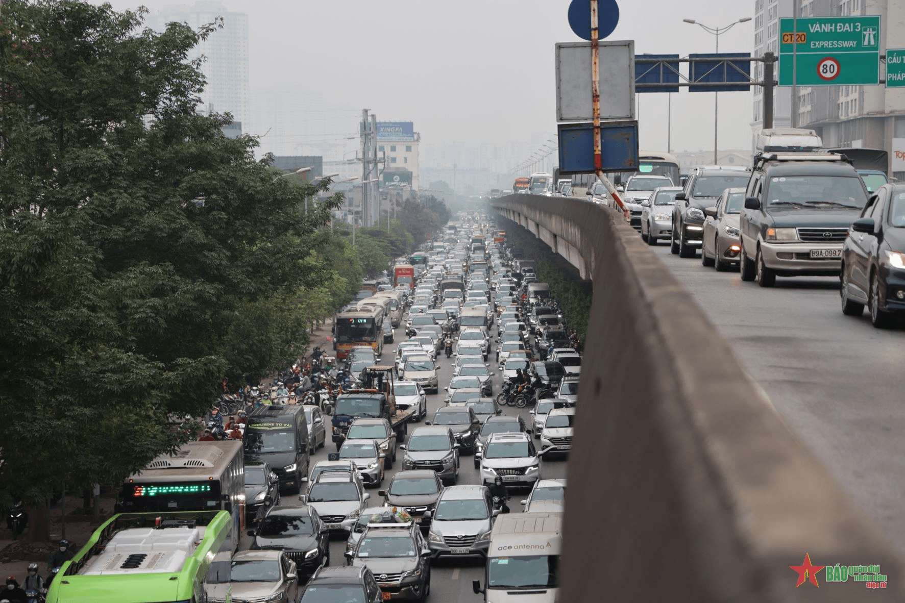 Người dân tấp nập trở về Thủ đô sau kỳ nghỉ lễ Giỗ Tổ Hùng Vương 2022