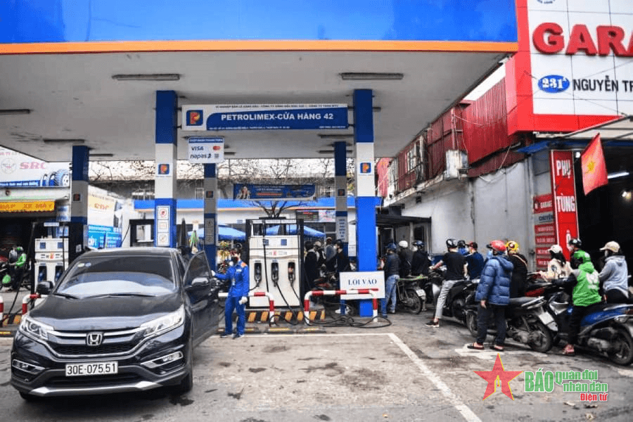 Từ 15 giờ chiều nay, 12-4, giá xăng giảm hơn 800 đồng/lít
