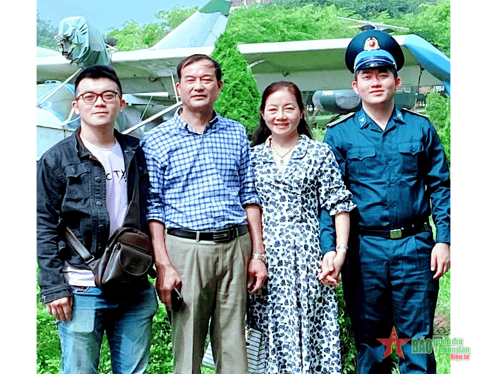 "Con xin gọi bố mẹ là đồng chí!"