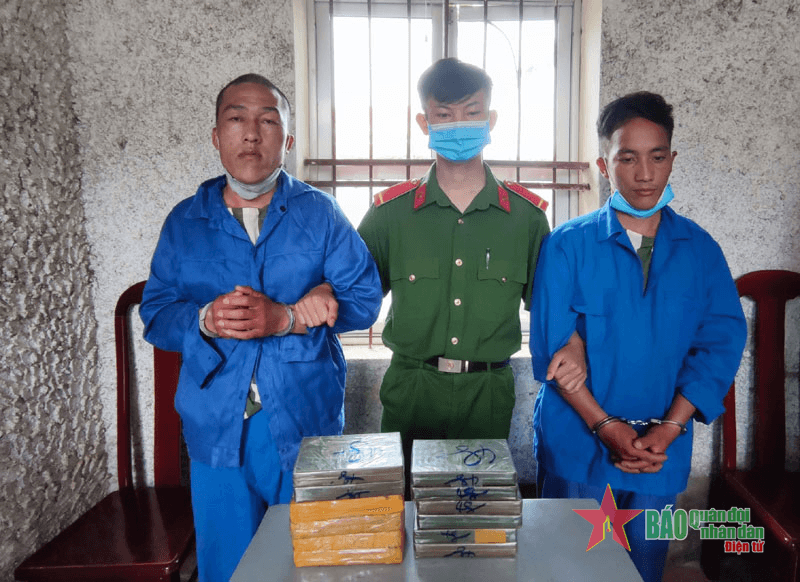 Vận chuyển trái phép 12 bánh heroin