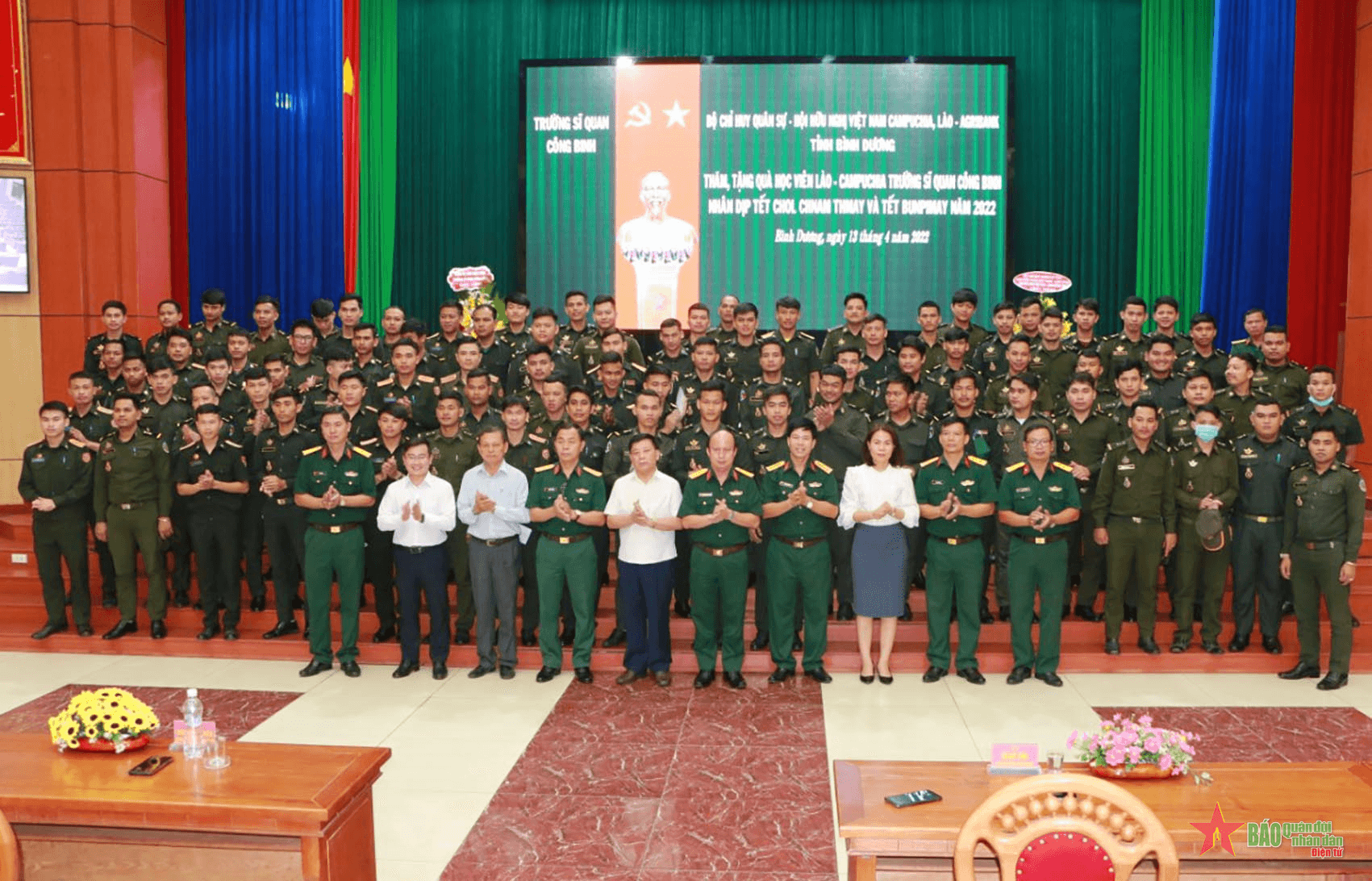 Chúc Tết cổ truyền và tặng quà học viên Lào, Campuchia tại Trường Sĩ quan Công binh