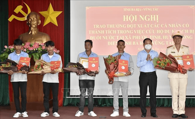 Khen thưởng Đại úy Thái Ngô Hiếu và các cá nhân dũng cảm cứu du khách đuối nước tại Bà Rịa-Vũng Tàu