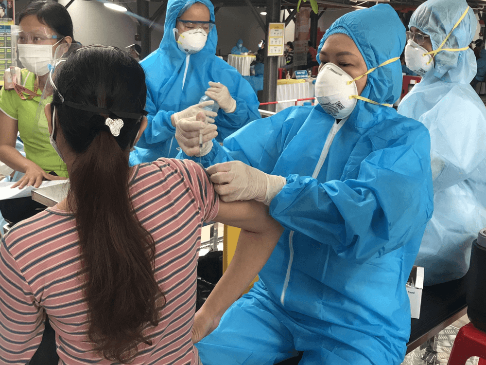 Việt Nam - Điểm sáng về tiêm chủng phòng Covid-19