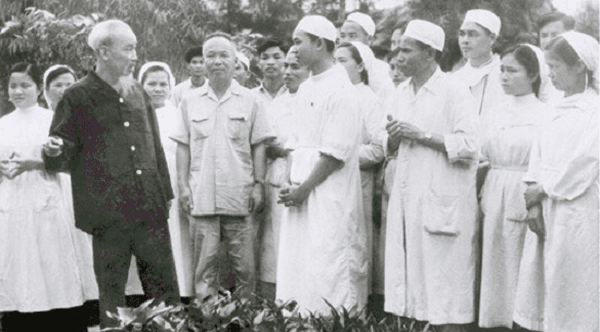 Ngày 20-4: Bác căn dặn: “...coi người bệnh như ruột thịt”