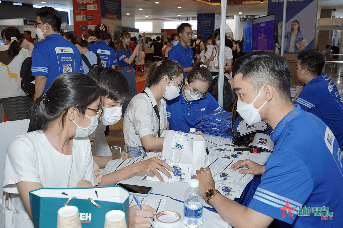 Hơn 5.000 sinh viên tham dự Ngày hội thực tập và việc làm