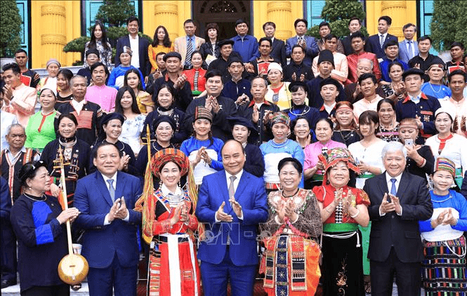 Chủ tịch nước Nguyễn Xuân Phúc gặp mặt đoàn đại biểu già làng, trưởng bản, nghệ nhân, người dân tộc thiểu số tiêu biểu