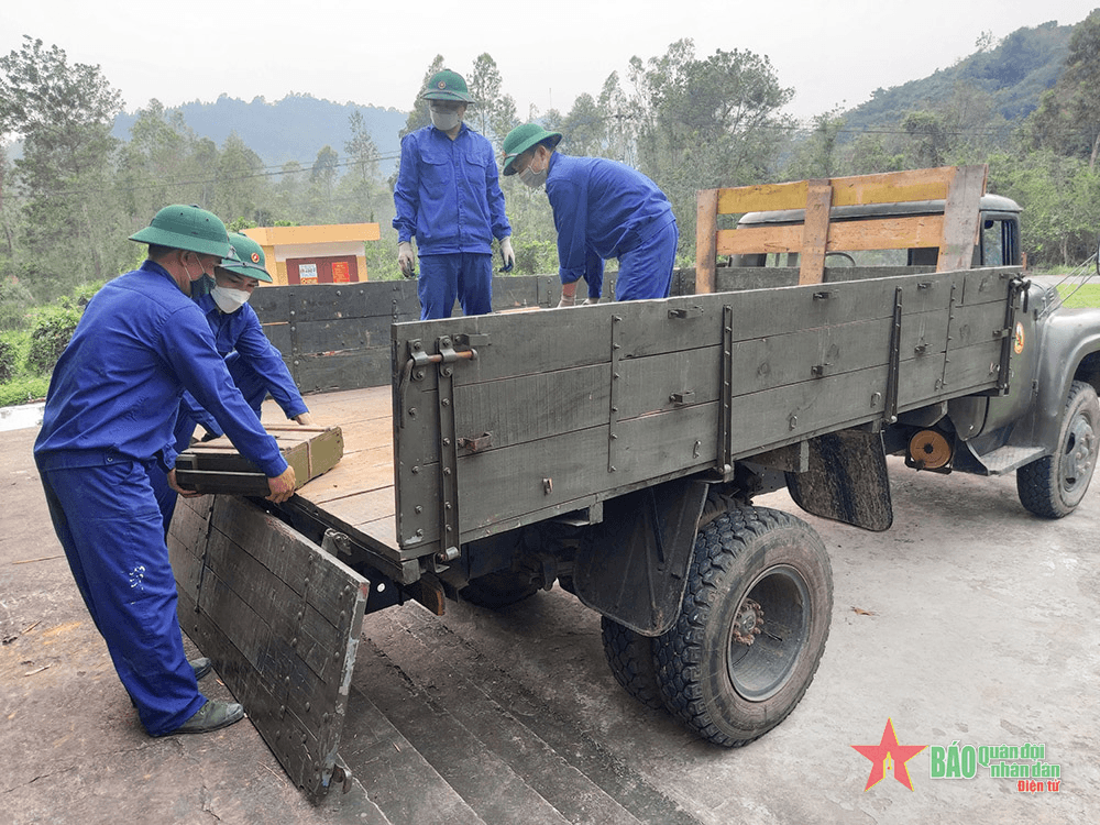 Lính thợ làm theo Bác
