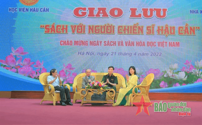 Giao lưu “Sách và người chiến sĩ hậu cần"