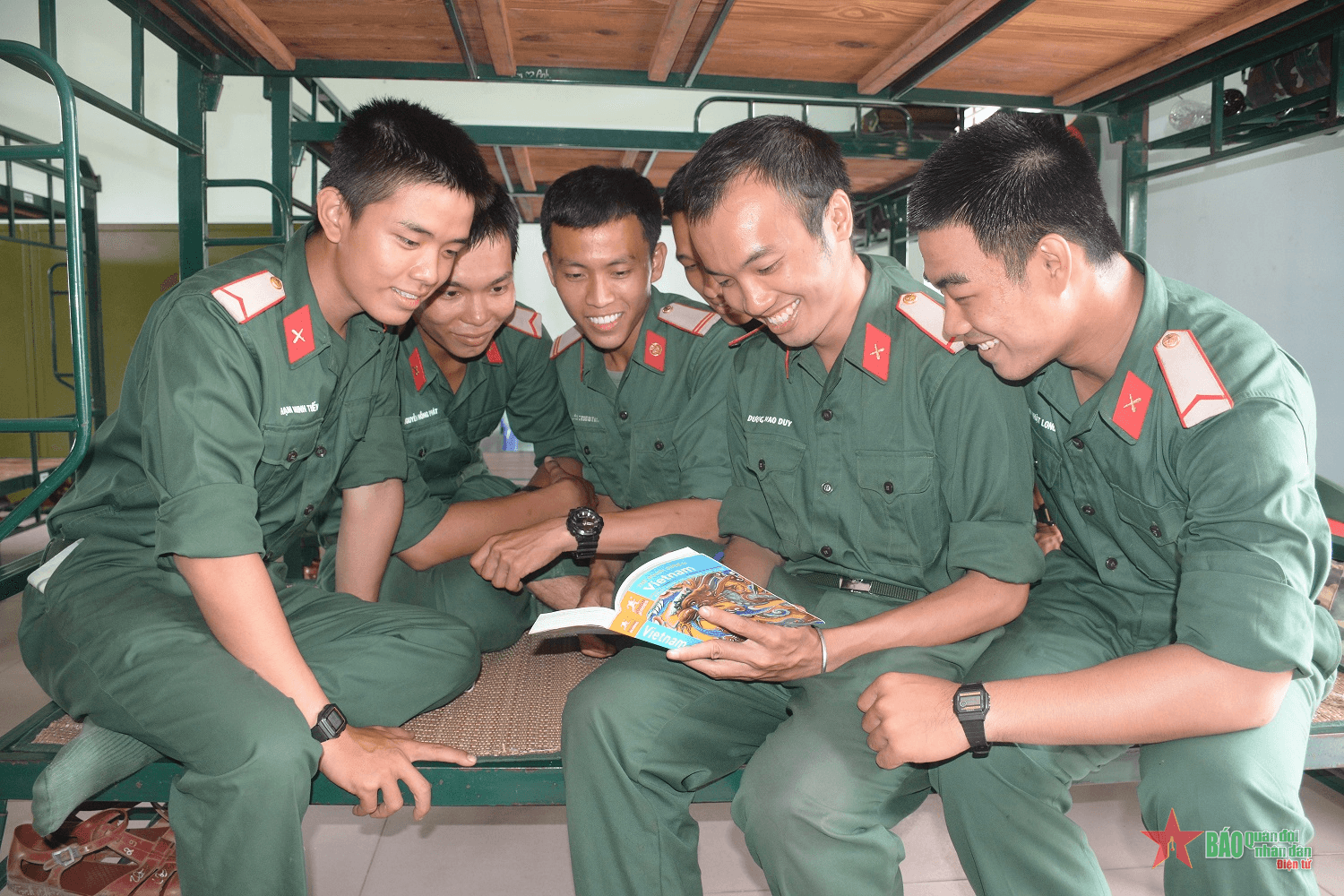 Khơi dậy tinh thần ham đọc sách trong cán bộ, chiến sĩ