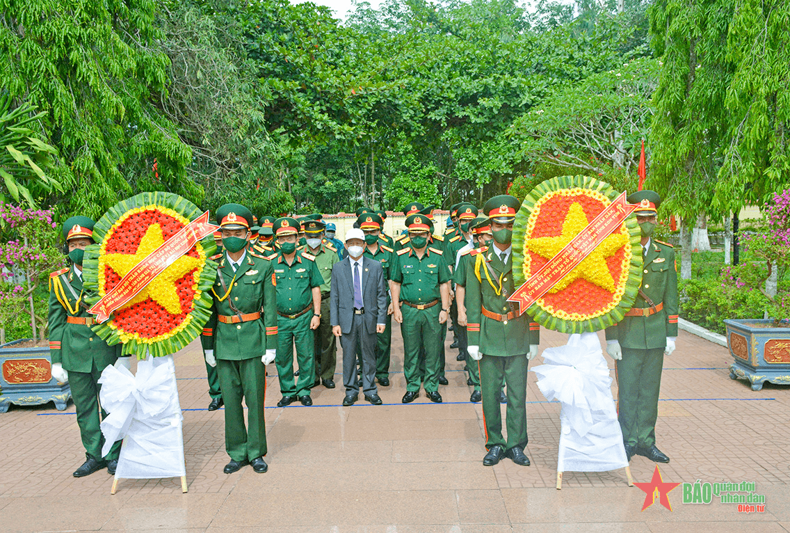 Thượng tướng Lê Huy Vịnh dâng hoa, dâng hương tại Nghĩa trang Liệt sĩ huyện Đăk Tô