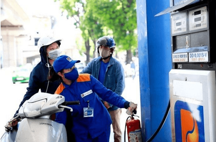 Từ 15 giờ chiều nay, 21-4, giá xăng tăng hơn 600 đồng/lít