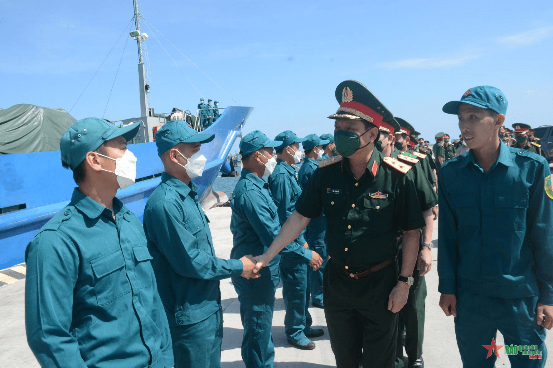 Trung tướng Ngô Minh Tiến kiểm tra các đơn vị tại Quảng Ngãi