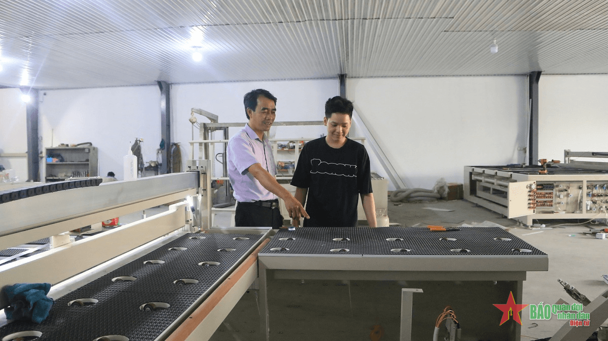 Nhà sáng chế “chân đất” giàu tình yêu quê hương