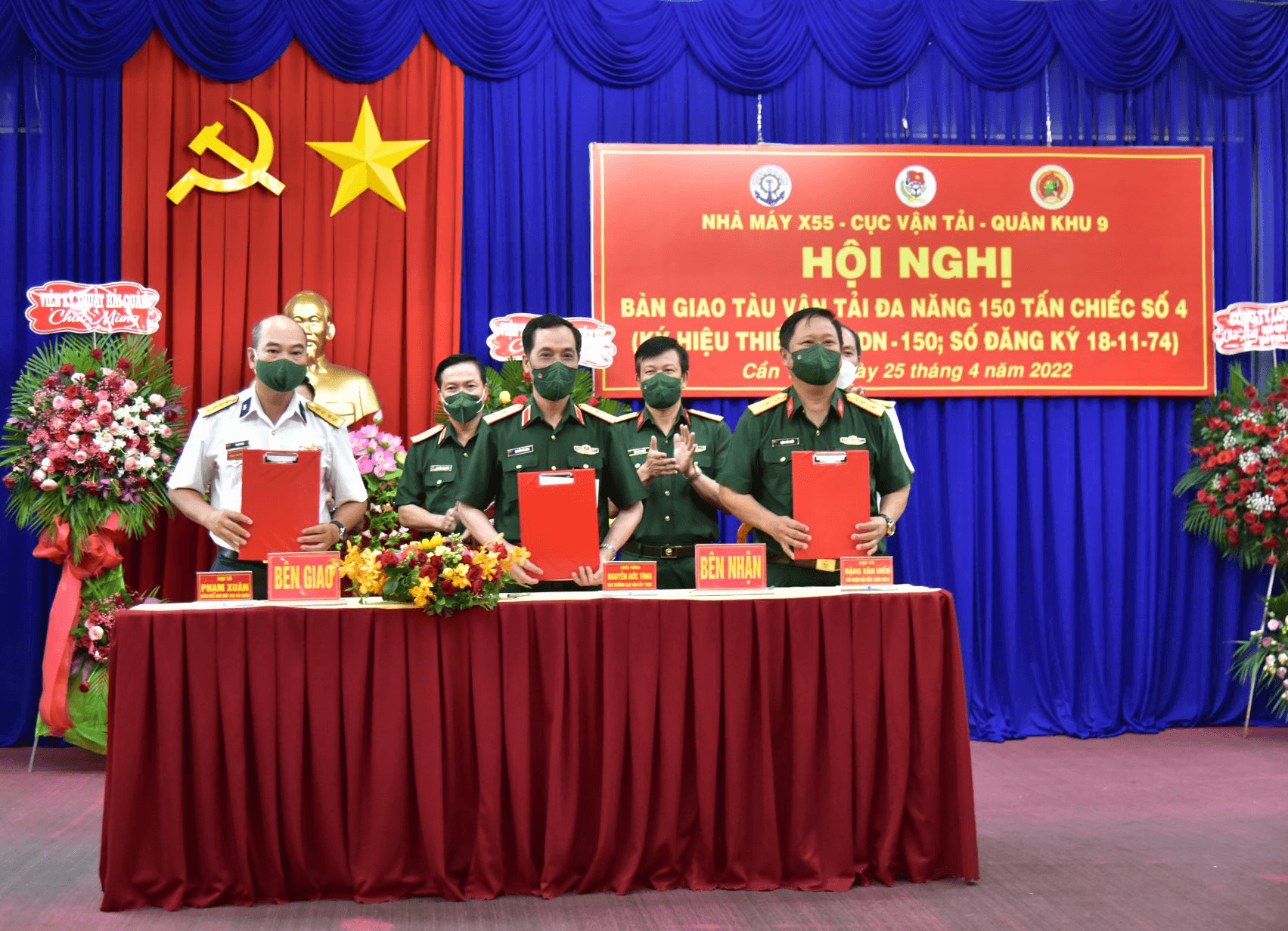 Bàn giao tàu vận tải đa năng cho Quân khu 9