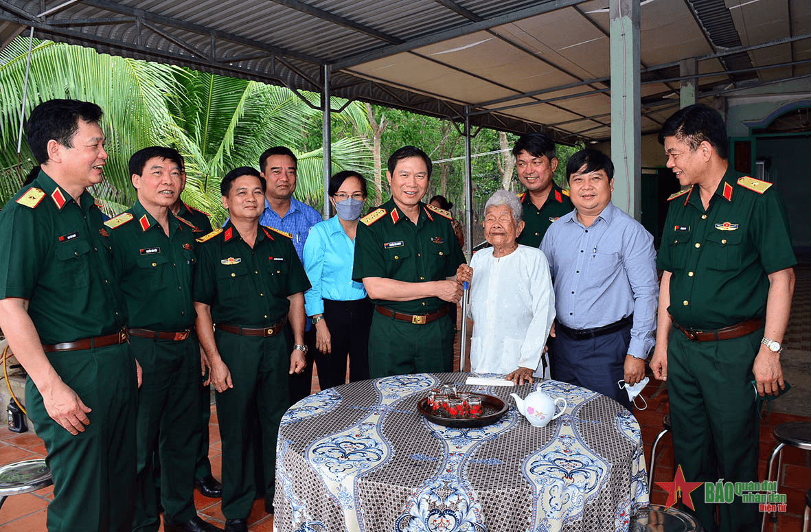 Thượng tướng Nguyễn Tân Cương thăm, tặng quà gia đình chính sách tại huyện Dầu Tiếng, Bình Dương