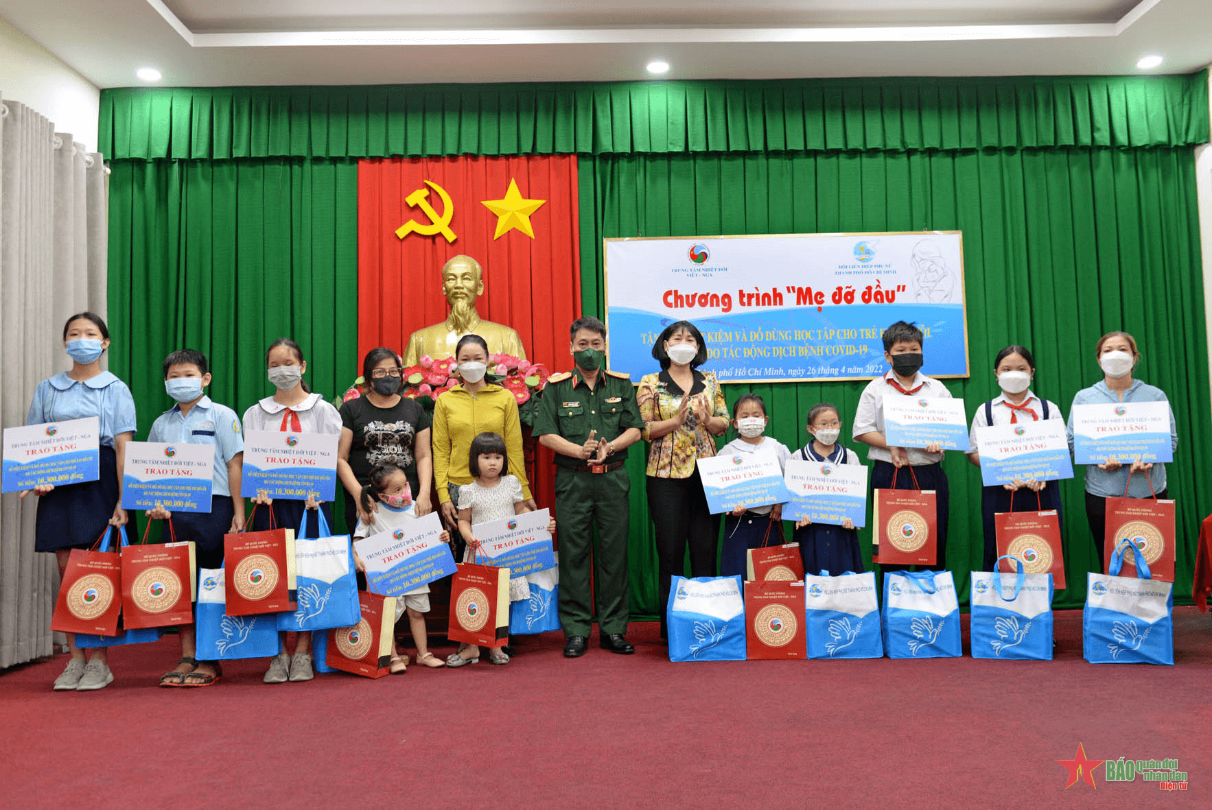 Trung tâm Nhiệt đới Việt - Nga tặng sổ tiết kiệm và đồ dùng học tập cho trẻ em mồ côi