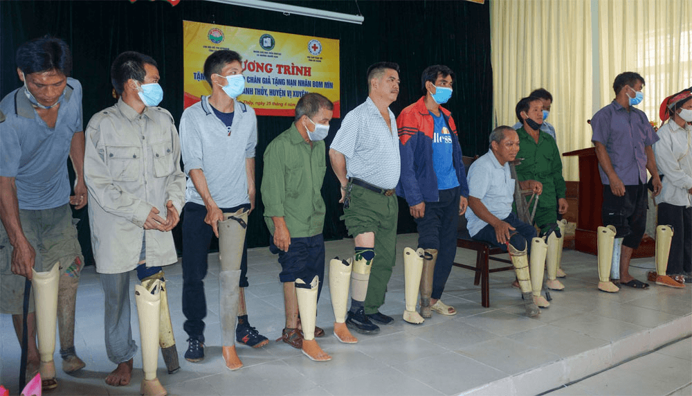 Trao tặng quà cho các nạn nhân bom mìn