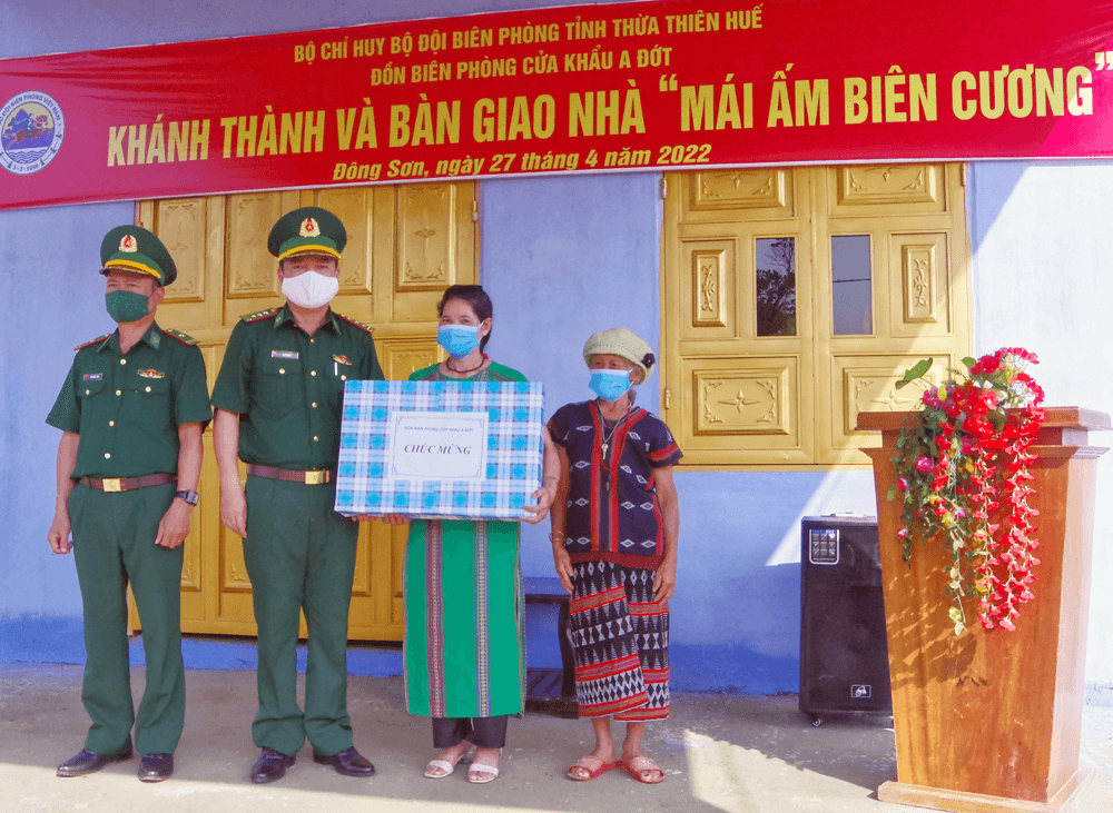 Bàn giao nhà “Mái ấm biên cương” cho hộ nghèo biên giới A Lưới