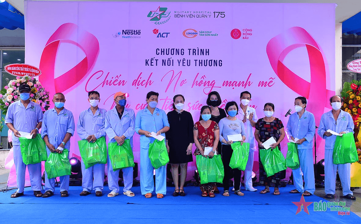Bệnh viện Quân y 175 thăm hỏi, tặng quà cho bệnh nhân ung thư
