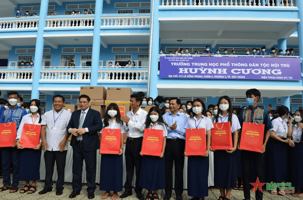Thủ tướng Phạm Minh Chính thăm, động viên thầy trò Trường Dân tộc nội trú tại Sóc Trăng