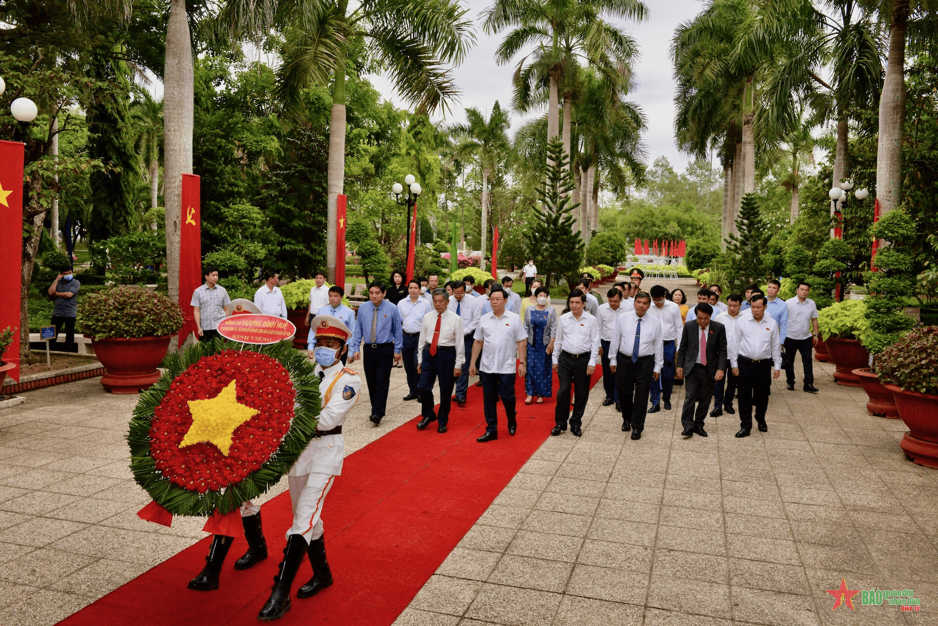 Chủ tịch Quốc hội dâng hương tại Đền thờ Bác Hồ, viếng Nghĩa trang Liệt sĩ tỉnh Trà Vinh