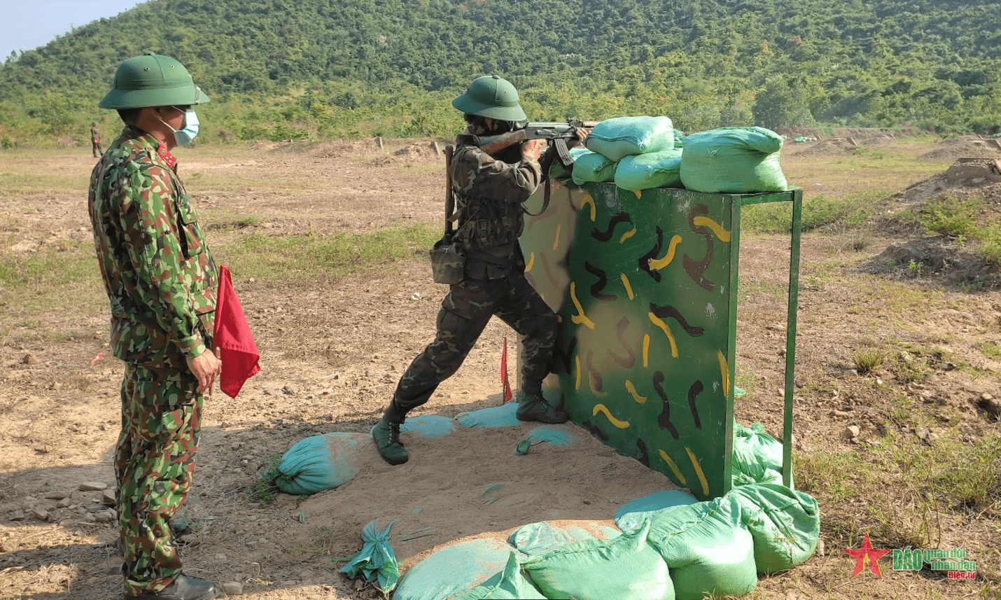 Trường Sĩ quan Thông tin: Kiểm tra thực hành bắn súng tiểu liên AK bài 2