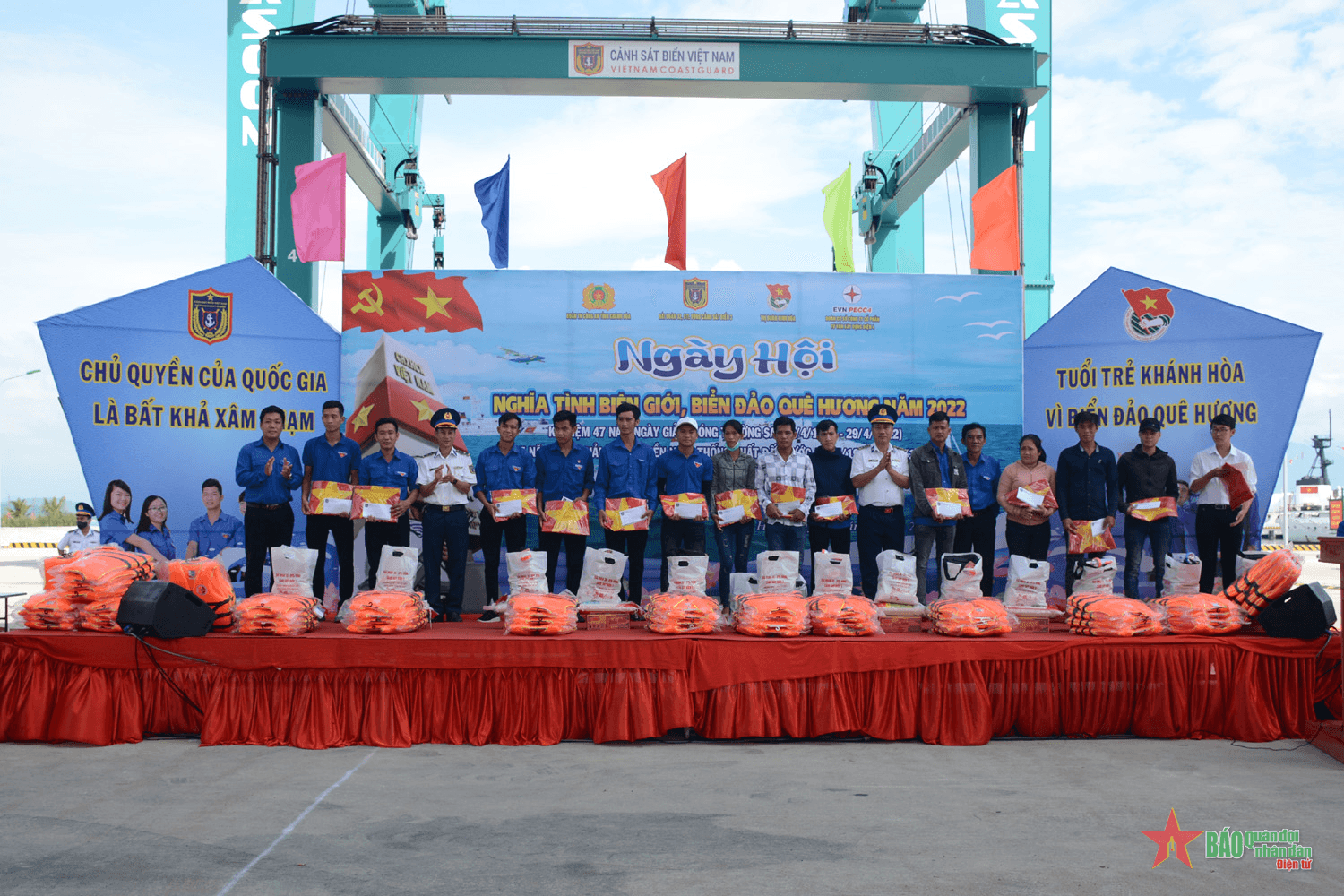 Ngày hội “Nghĩa tình biên giới, biển đảo quê hương”