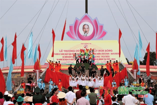 Chủ tịch nước Nguyễn Xuân Phúc dự Lễ thượng cờ “Thống nhất non sông” tại Quảng Trị
