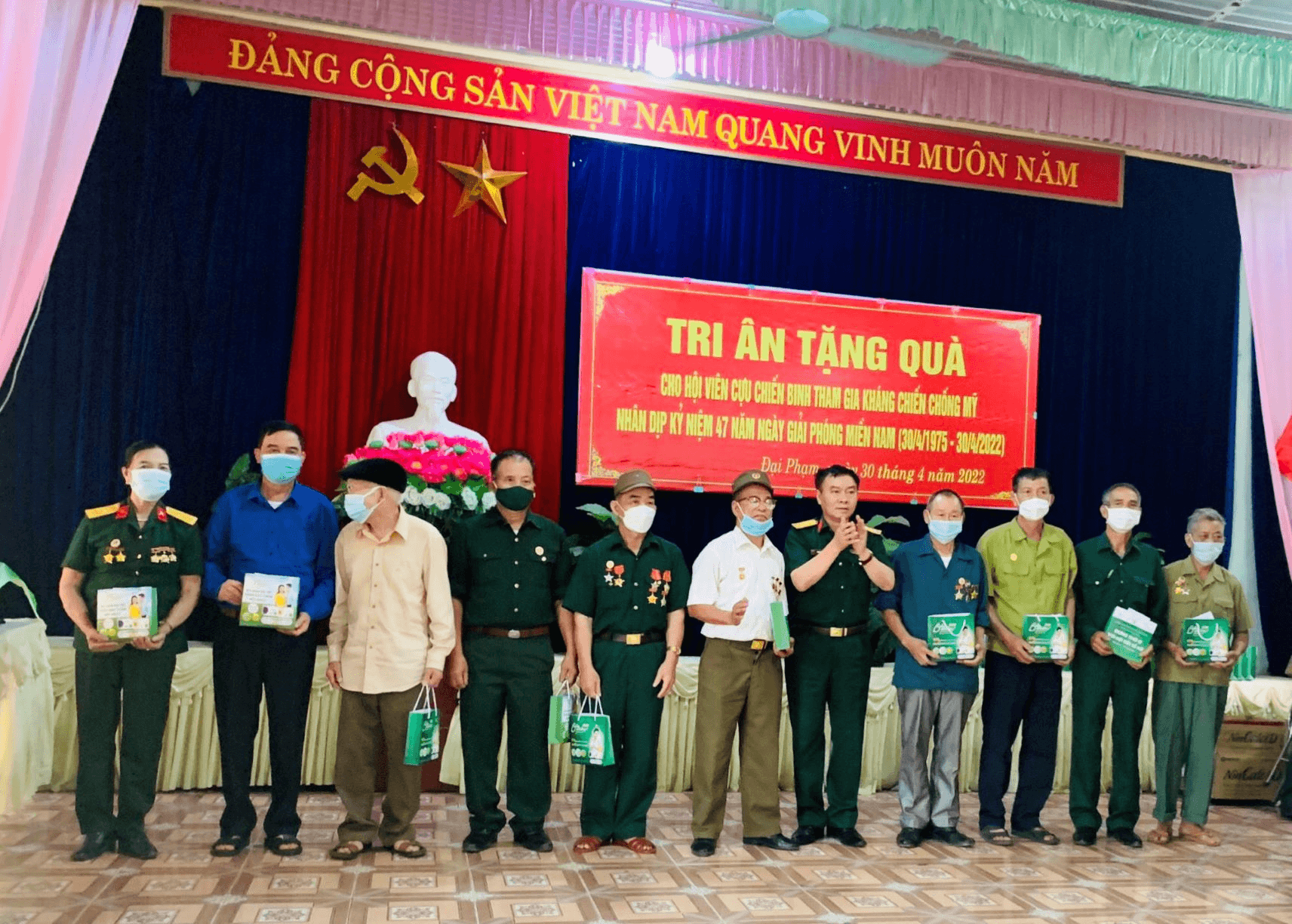 Tặng quà tri ân các cựu chiến binh tham gia Kháng chiến chống Mỹ cứu nước