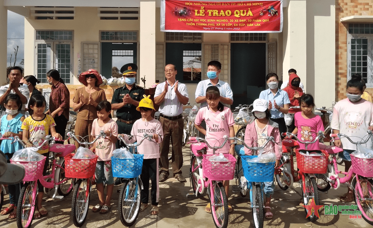 Trao quà tặng gia đình khó khăn tại xã biên giới Ia Lốp