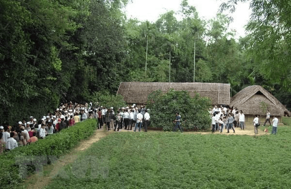 Hàng vạn người dân về thăm quê Bác trong dịp nghỉ lễ