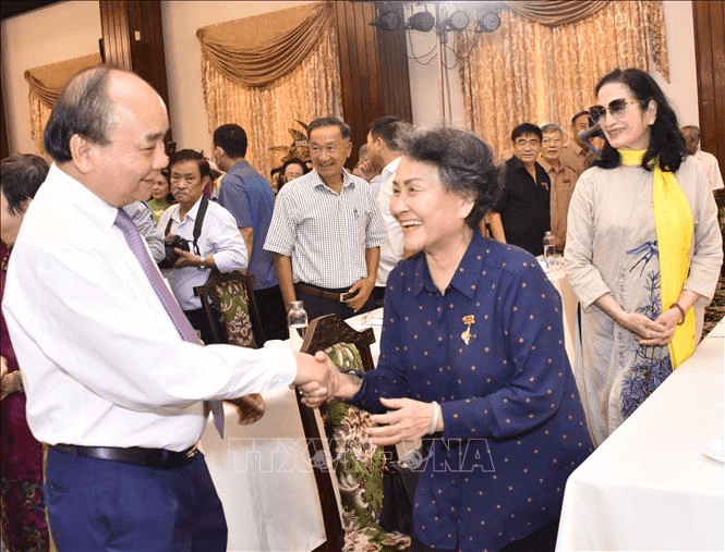 Chủ tịch nước Nguyễn Xuân Phúc gặp mặt đoàn học sinh miền Nam trên đất Bắc