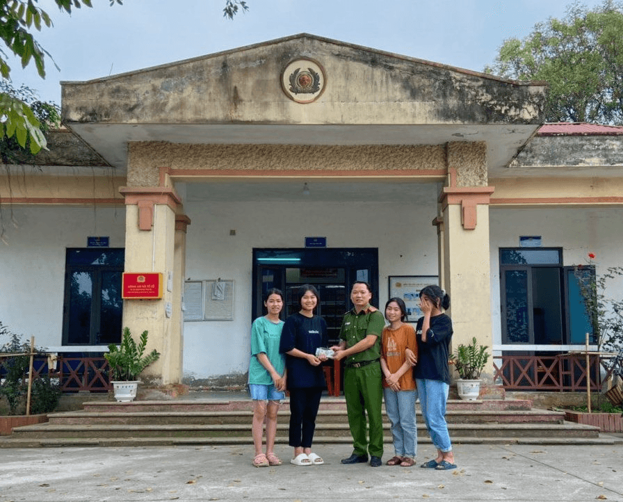 Học sinh không tham của rơi