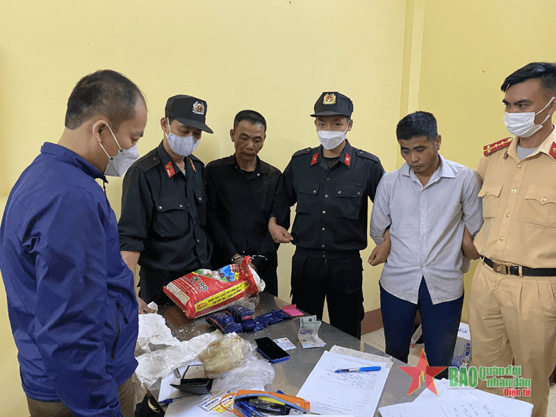 Điện Biên: Bắt giữ hai đối tượng vận chuyển hơn 5.000 viên ma túy tổng hợp

​