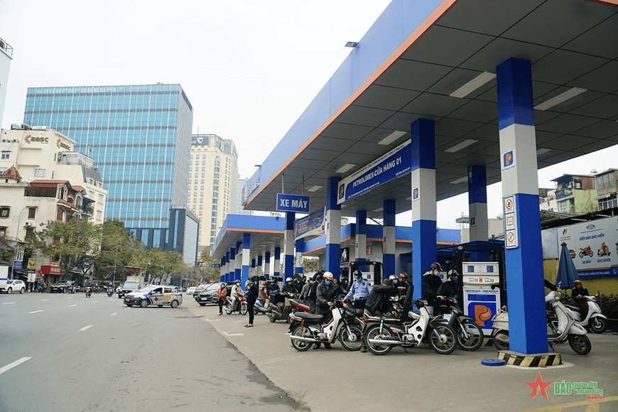 Từ 15 giờ chiều nay, 4-5, giá xăng tăng hơn 400 đồng/lít