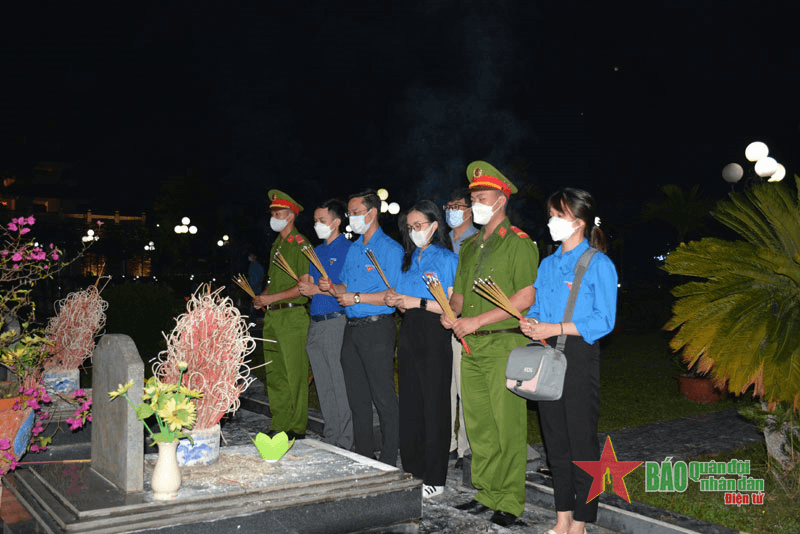 Hơn 200 cán bộ, đoàn viên thanh niên thắp nến tri ân tại Nghĩa trang liệt sĩ A1