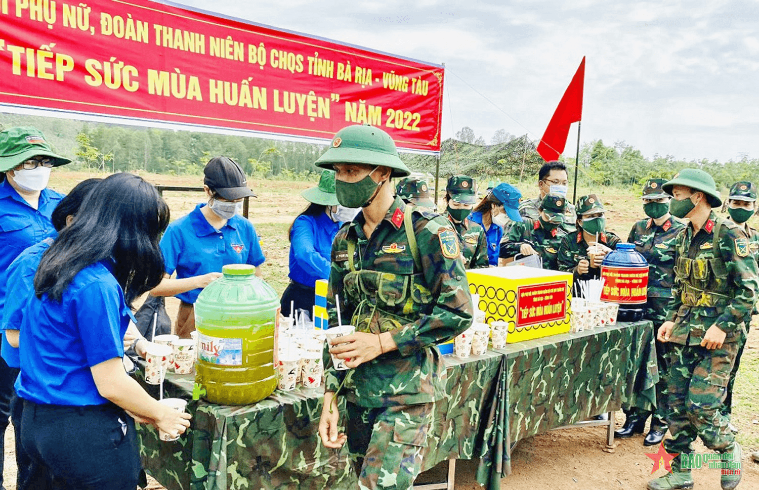 Tiếp sức bộ đội trên thao trường