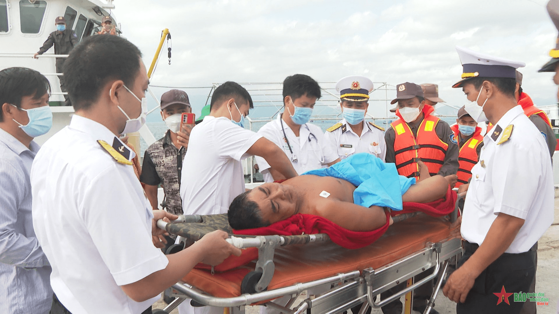 Bàn giao ngư dân bị bệnh cho gia đình và địa phương