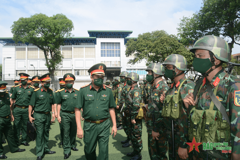 Trung tướng Phùng Sĩ Tấn kiểm tra công tác sẵn sàng chiến đấu của Tiểu đoàn 1, Lữ đoàn 144 (Bộ Tổng Tham mưu)