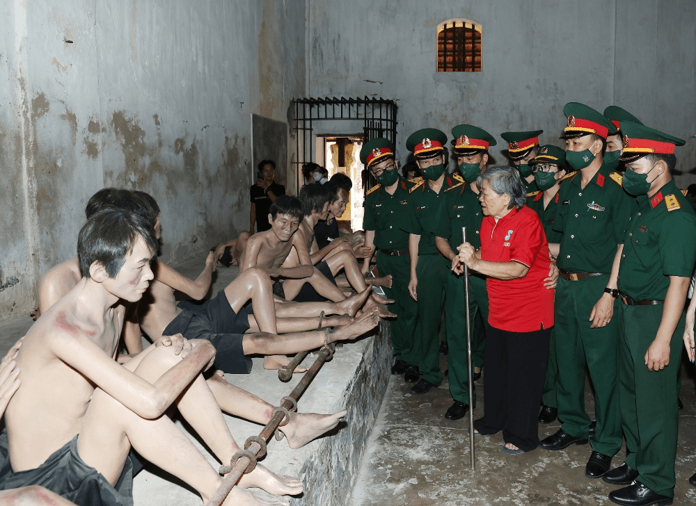 Giáo dục truyền thống và tri ân các anh hùng liệt sĩ tại Côn Đảo