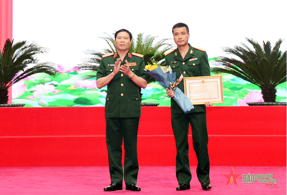 Tuyên dương nhà giáo quân đội được công nhận đạt tiêu chuẩn chức danh giáo sư, phó giáo sư