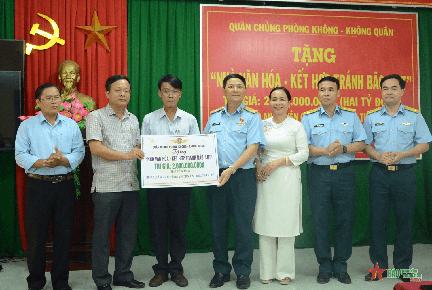 Quân chủng Phòng không-Không quân tặng nhà văn hóa và nhà đại đoàn kết