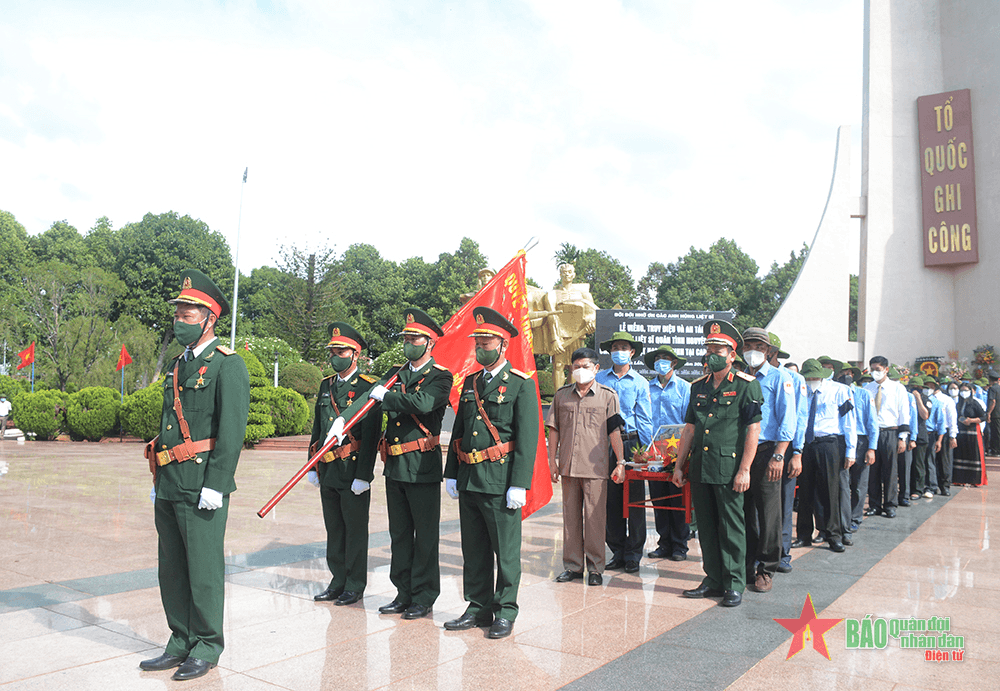 Truy điệu, an táng 15 hài cốt liệt sĩ quân tình nguyện Việt Nam hy sinh tại Campuchia