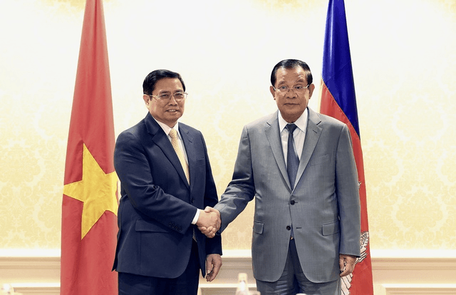 Thủ tướng Phạm Minh Chính gặp Thủ tướng Campuchia Hun Sen nhân dịp tham dự Hội nghị cấp cao đặc biệt ASEAN – Hoa Kỳ