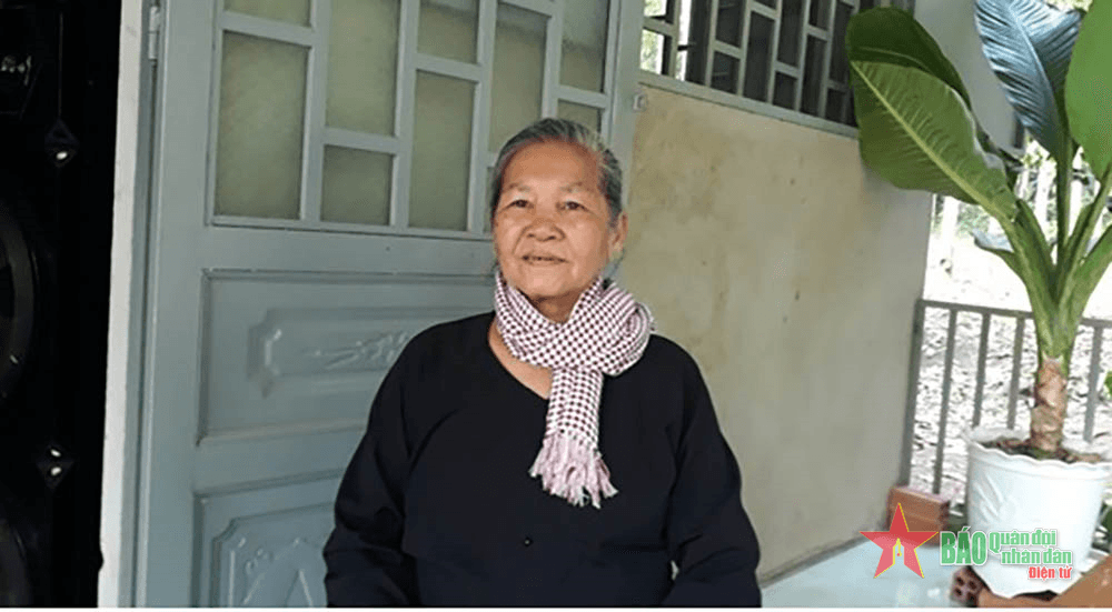 Nữ giao liên và mảnh mìn trong ngực phải