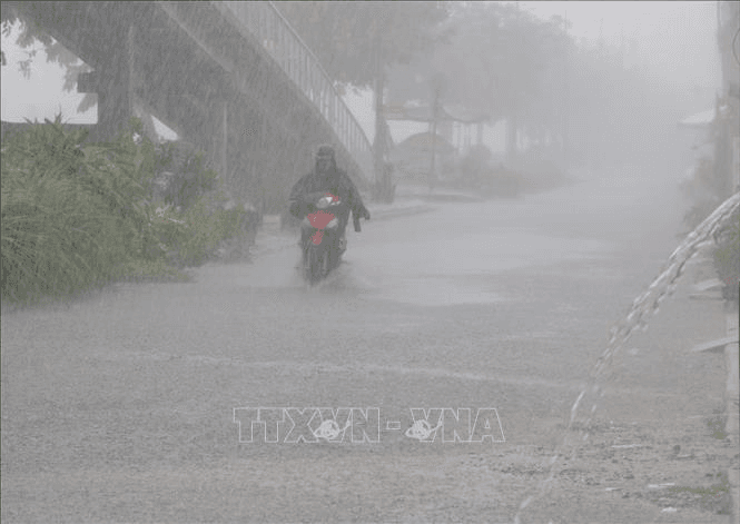 Thời tiết ngày 13-5: Phía Tây và Đông Bắc Bộ có mưa rào, kèm dông, lốc